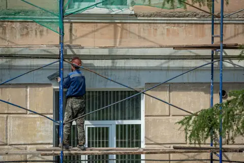 Nátěr fasády svépomocí: od penetrace po druhou vrstvu