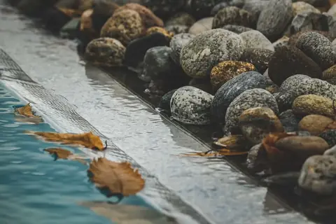 Zazimování bazénu krok za krokem: chemie, voda, plachta