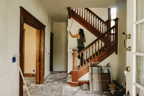 Renovace schodiště: vrzání, oprava nášlapů a nový nátěr