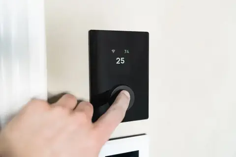 Termostat a termostatické hlavice: nastavení, které ušetří tisíce