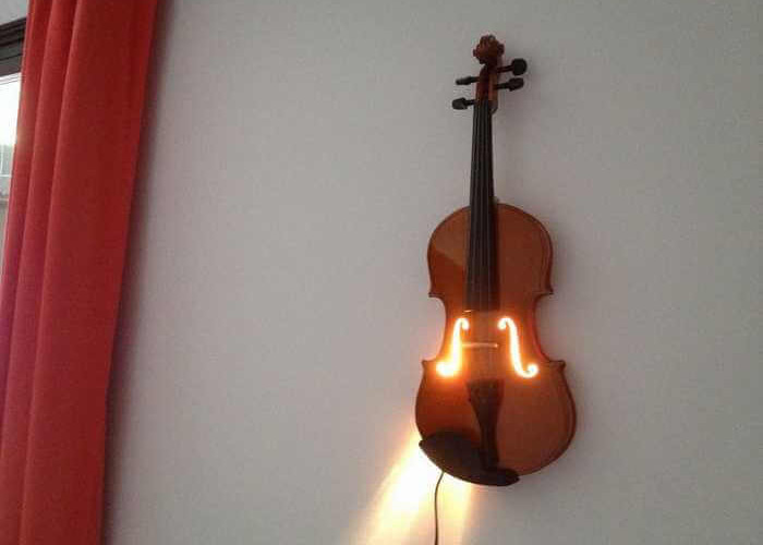 originální lampa z houslí